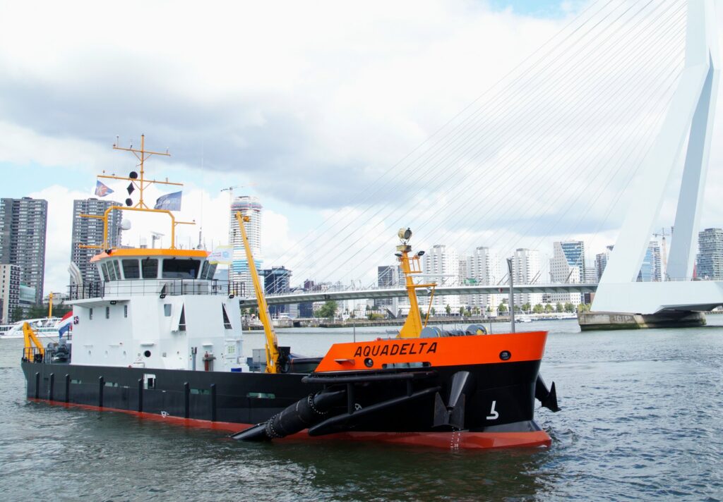 Water injection dredger Aquadelta on the Maas, Rotterdam