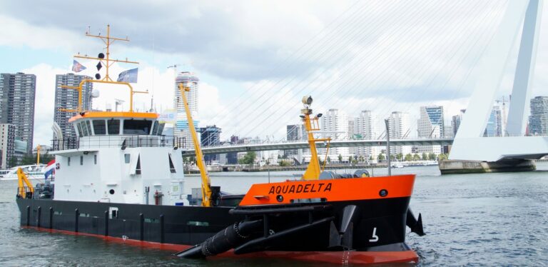 Water injection dredger Aquadelta on the Maas, Rotterdam - cropped