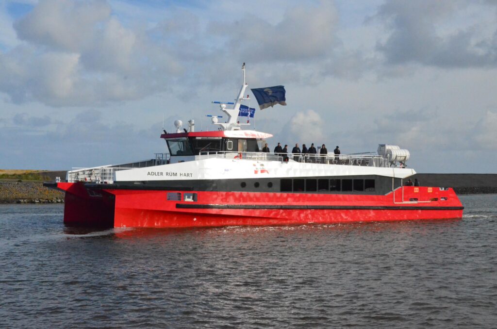 Waddenferry Adler Rum Hart sideview on water